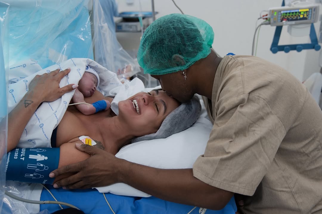 Carol Peixinho e Thiaguinho comemoram nascimento do primeiro filho, Bento