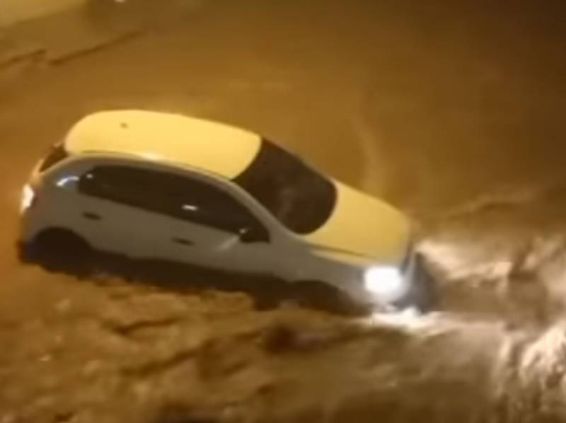 Casas ficam alagadas e veículos são arrastados durante tempestade em Picos