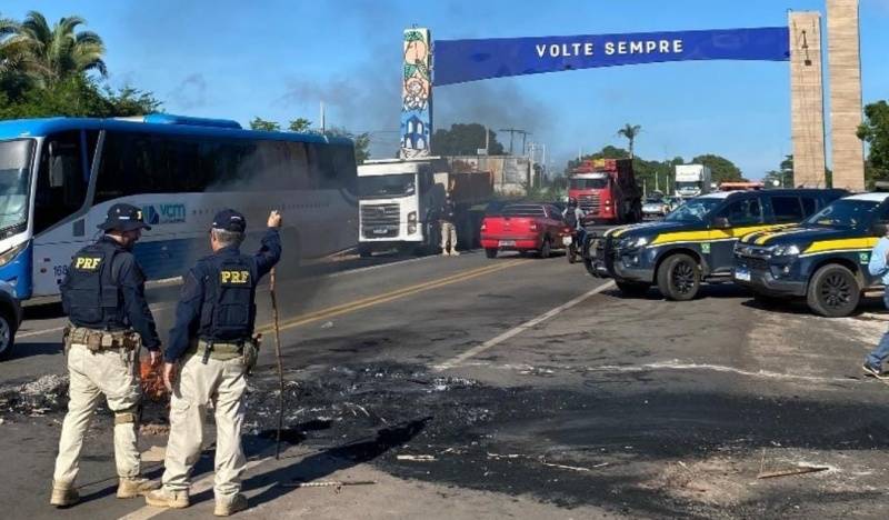 População protesta contra aumento da passagem e interdita BR 343 em Altos