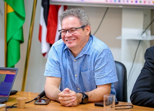 Com saúde e educação em 