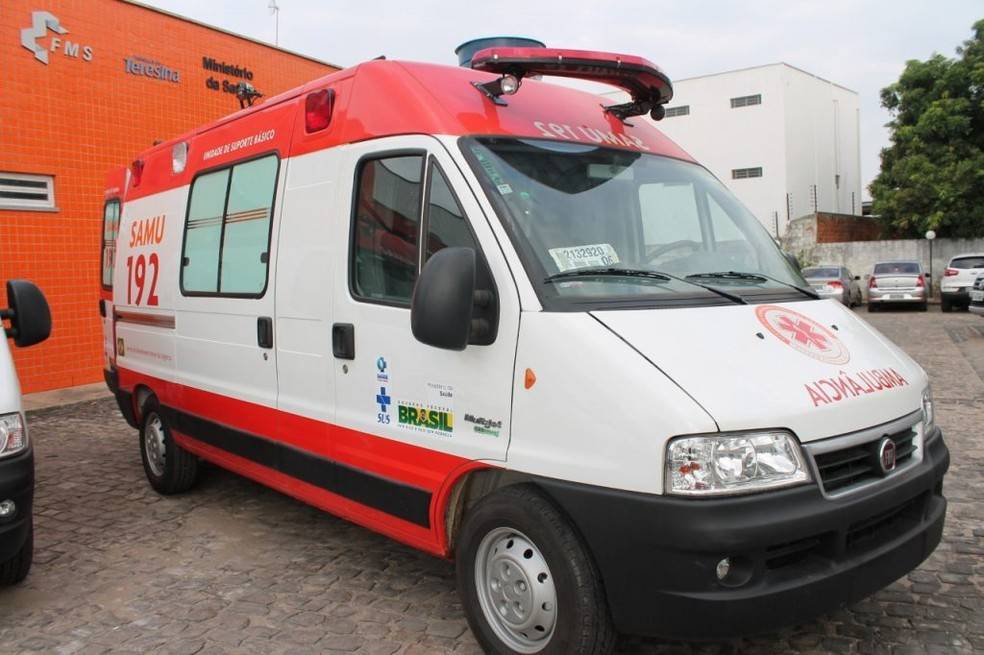 Acidente entre carros deixa três feridos na BR-230, em Oeiras