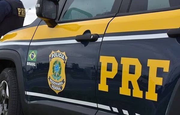 Policía Rodoviária Federal recupera veículo roubado e prende mulher em Teresina