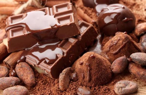 Chocolate amargo pode ajudar a controlar pressão, aponta estudo recente