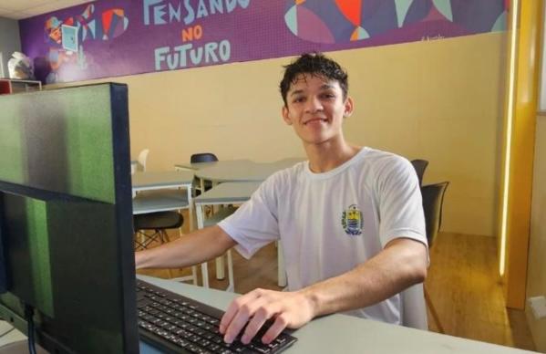 Estudante de 18 anos consegue vaga em empresa global e ensina adolescentes