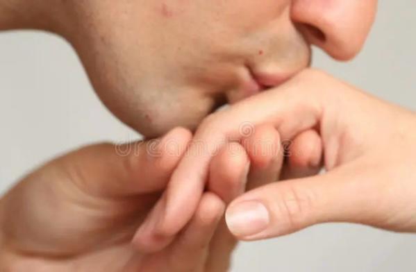 Justiça decide que beijo na mão sem consentimento pode ser agressão sexual