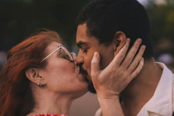 Estudo aponta que beijo antes do trabalho pode aumentar expectativa de vida