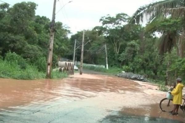 Avenida Camilo Filho alagada após transbordamento do riacho