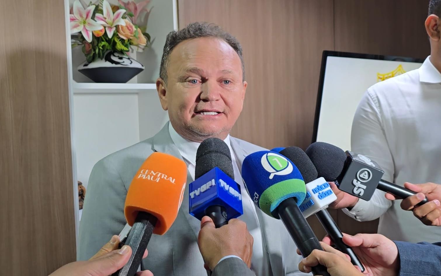 Vereador Roberval Queiroz titubeia e não define apoio ao governo