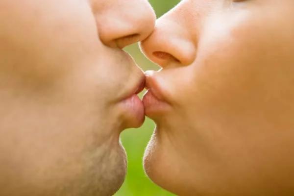 Para 50% das pessoas, beijo tem o mesmo peso de intimidade do sexo