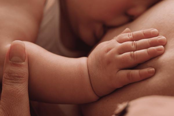 Bebê de 7 meses morre após mãe dormir durante amamentação no Paraná