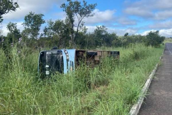 Ônibus com alunos sai da pista e tomba na BR-343 em Floriano