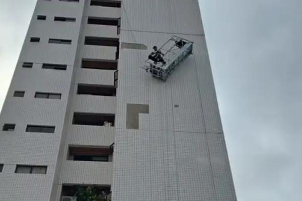 Trabalhador fica pendurado a 50 metros após falha de equipamentos em Teresina