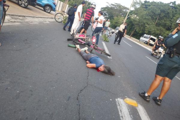 Acidente com bicicletas deixa duas mulheres feridas na zona Leste