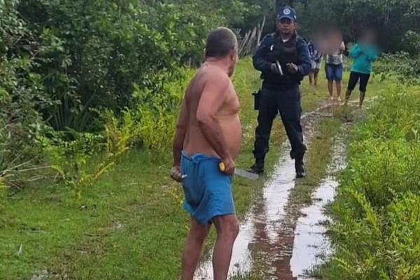 Homem surta e ameaça a família com facão em José de Freitas
