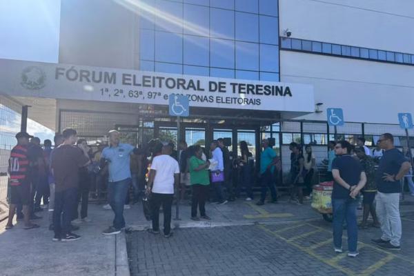Eleitores formam fila gigante em Teresina antes do fim do prazo do título