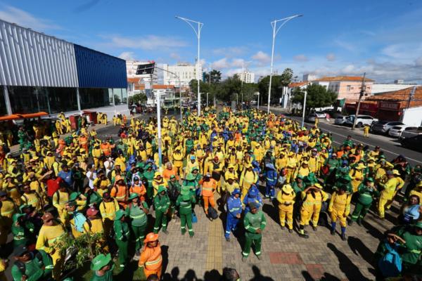 Garis fazem protesto em Teresina por melhores salários e condições