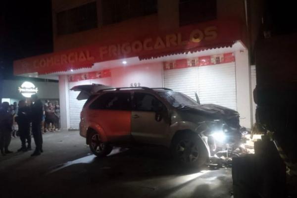 Mãe e bebê morrem após suspeitos baterem carro durante perseguição policial