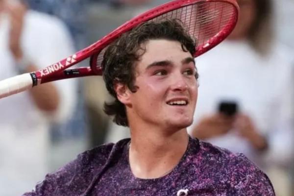 João Fonseca encara Jakub Mensik por vaga na semifinal de Roland Garros