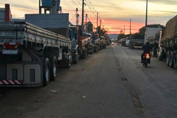 Após 20 dias de espera, caminhoneiros começam a deixar polo em Teresina