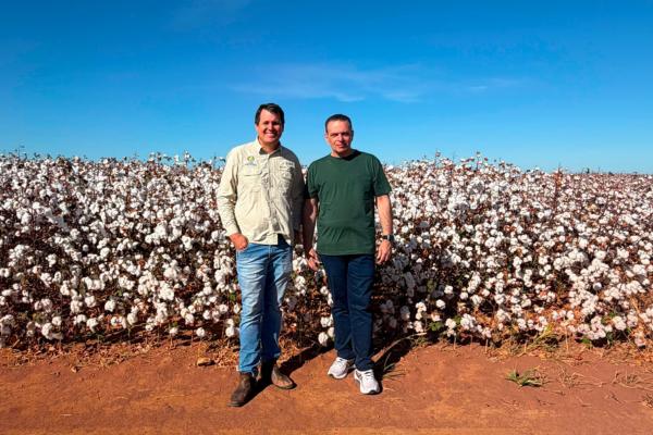 Deputado Gessivaldo Isaias conhece produção de algodão e outras culturas em fazenda no sul do Piauí