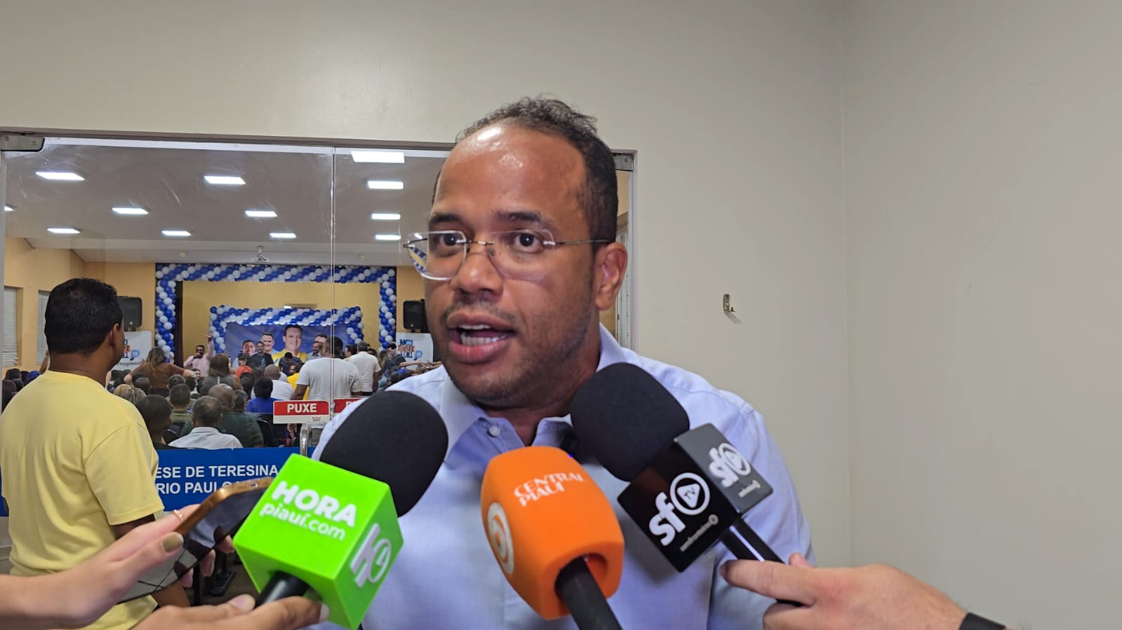 Enzo Samuel nega desconforto ao dividir palanque com Ciro e Joel durante evento em Teresina