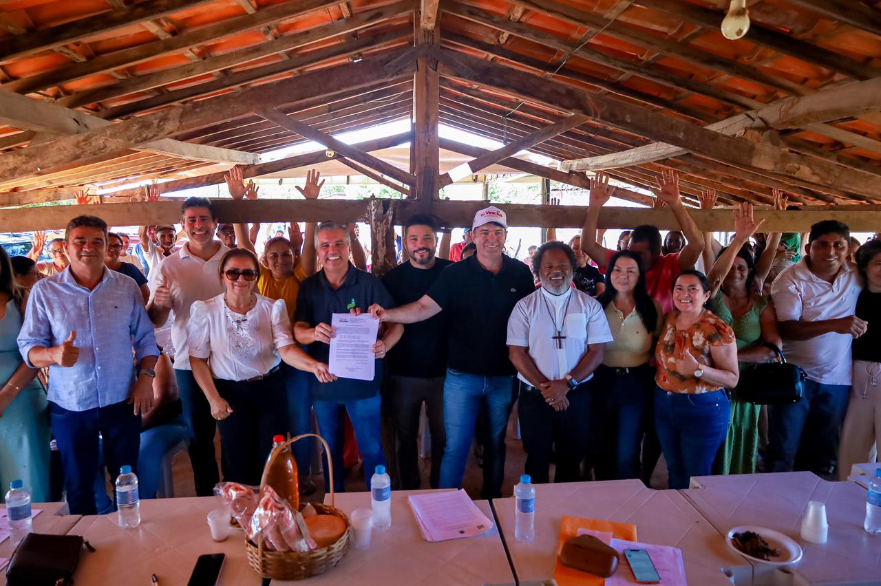 Dr. Vinicius inaugura 27 mil metros de calçamento e entrega 13 casas na zona rural de Pimenteiras